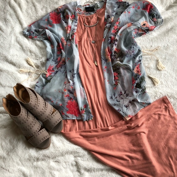 NWT- light weight Blue Floral Kimono semi sheer - Picture 4 of 8